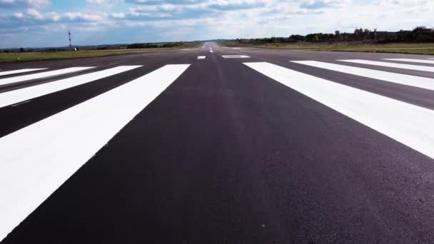 Havaalanı Insansız Hava Aracının Farklı Uçakların Kalkış Iniş Yaptığı Pisti — Stok video