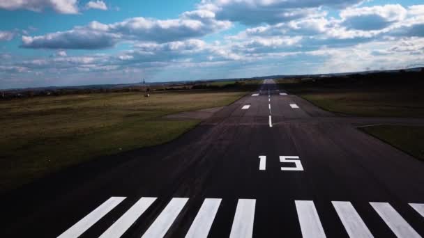 机场无人驾驶飞机拍摄跑道的照片 不同的飞机在那里起飞降落 漫长的道路 第一人称视角 加速沥青路面 高质量的4K镜头 — 图库视频影像