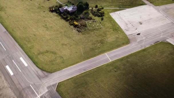 さまざまな飛行機が離陸し 着陸する滑走路を撮影した空港ドローンの眺め 長い道路 スケール 一人称視点 アスファルトの加速 高品質4K映像 — ストック動画