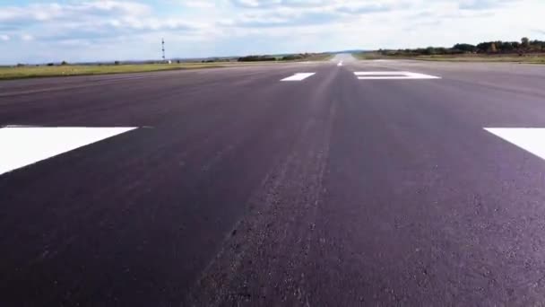 さまざまな飛行機が離陸し 着陸する滑走路を撮影した空港ドローンの眺め 長い道路 スケール 一人称視点 アスファルトの加速 高品質4K映像 — ストック動画
