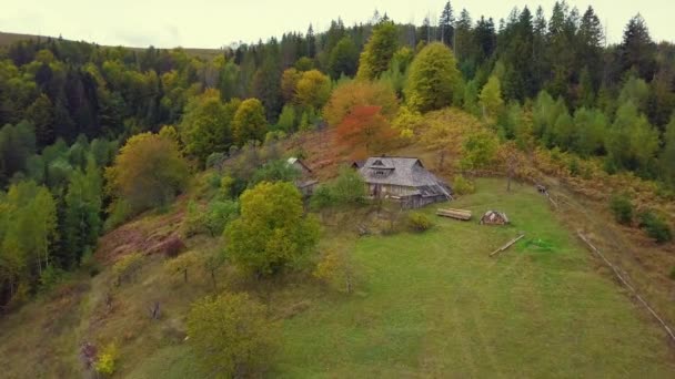 Luchtnevel Boven Bergdorp Zonnige Dag Herfst Niemand Natuur Landschap Huisjes — Stockvideo
