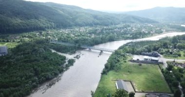 Uzun ve uzun süren sağanak yağış, fırtına ve sağanak yağmurun sonucu. Küresel ısınma Su kıyıları taşırdı. Su döküldü. Felaket! Yüksek kalite 4k görüntü