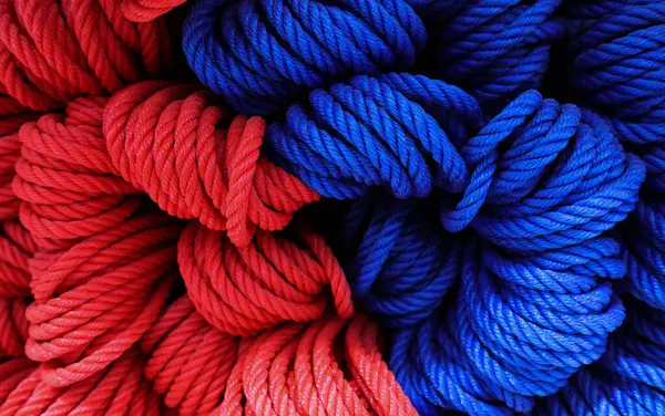 赤と青のツイストナイロンロープのカラーコントラスト — ストック写真