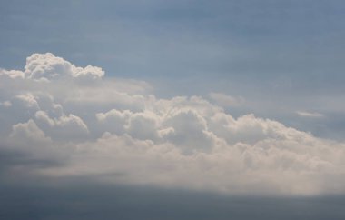 Yağmurdan önce havadaki bulutlu hava, Yağmur mevsiminde doğa arka planı