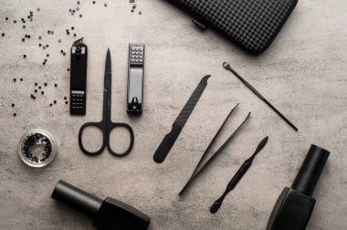 Gri arkaplanda manikür aracı seti 