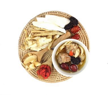 Çin geleneksel beslenme sağlıklı çorba kasesi beyaz arka planda birçok Çin bitkisel ilaç izole.