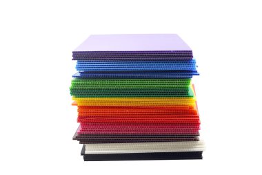 Beyaz arkaplanda izole edilmiş renkli plastik çarşaf yığını.