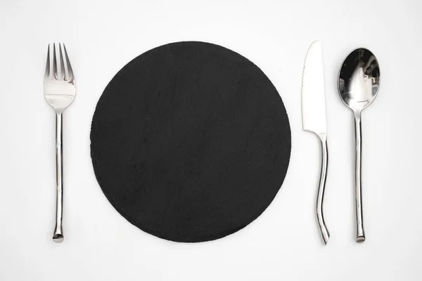 Leere Schwarze Steinplatte Löffelgabel Messer Auf Weiß — Stockfoto