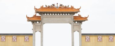 Beyaz arka plan üzerinde izole Çin kapısı