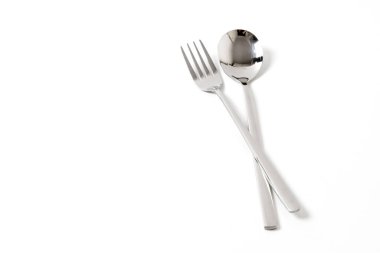 Gümüş kaşık ve çatal beyaz arkaplanda izole