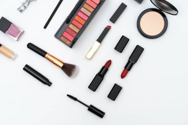 Dekoratif kozmetikleri beyaza ayarla
