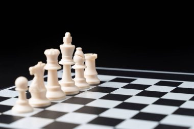 satranç tahtası arkaplanına beyaz satranç taşı yerleştir