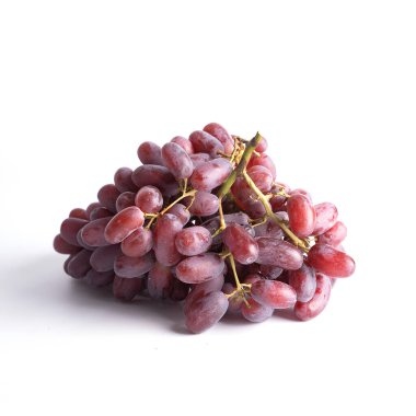 Beyaz arka planda kırmızı üzüm büyük demet
