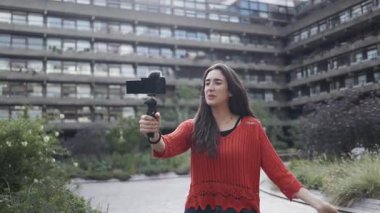 Bir yerleşim bölgesinde video bloğu kaydeden nüfuzlu kişi