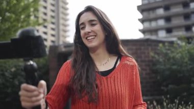 Şehir ortamında video içeriği oluşturan genç etkileyici