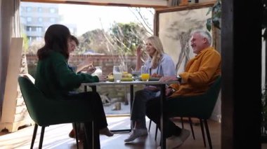 Aile yemek odasında kahvaltıyı birlikte yiyor.