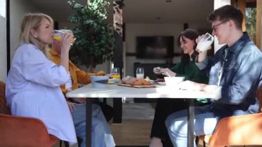 Aile üyeleri çağdaş evlerinde keyifli bir kahvaltı yapıyorlar.