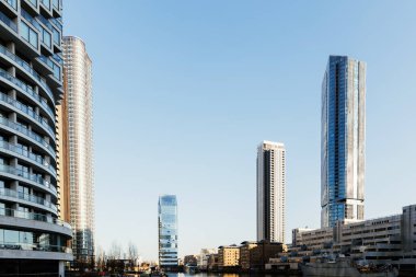 Modern gökdelenler Londra 'nın rıhtımlarındaki değirmen duvarı rıhtımında yükselerek çarpıcı bir şehir manzarası yaratıyor.