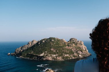 Güneşli bir günde adanın tadını çıkaran bir turist