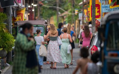 Galle, Sri Lanka - 02 03 2022: Akşamları Galle Kalesi 'nin işlek sokaklarında turistler.