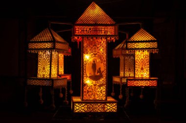 Vesak fenerleri, fenerlerde el yapımı dekorasyon desenleri, Sri Lanka Vesak festivali kutlamaları..