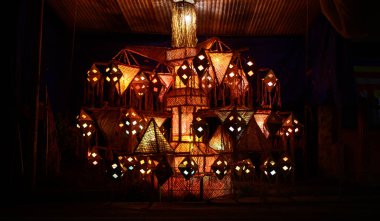 Vesak fenerleri, motorlu vaşak fener grubu. Sri Lankalı Vesak festivali kutlamaları.