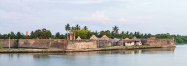 Sri Lanka 'daki Mannar Hollanda Kalesi sakin kıyı şeridi boyunca gururla durur, yıpranmış taş duvarları ve bereketli palmiyelerle çevrili sömürge mimarisi ve dingin gökyüzü