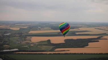 Sabahleyin Kharkiv bölgesinin üzerinden yavaşça geçen bir balon..
