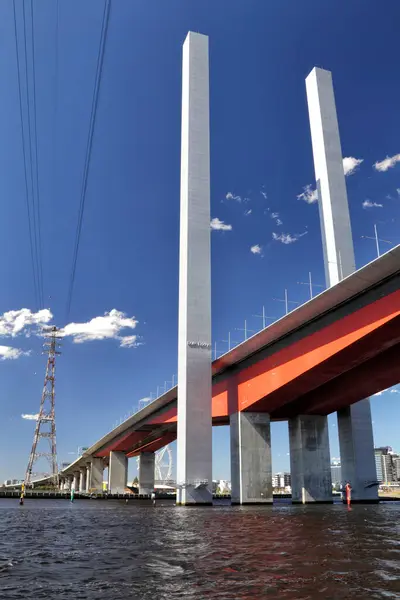 在阳光明媚的夏日 博尔特大桥横跨澳大利亚维多利亚州墨尔本的亚尔拉河 图库图片