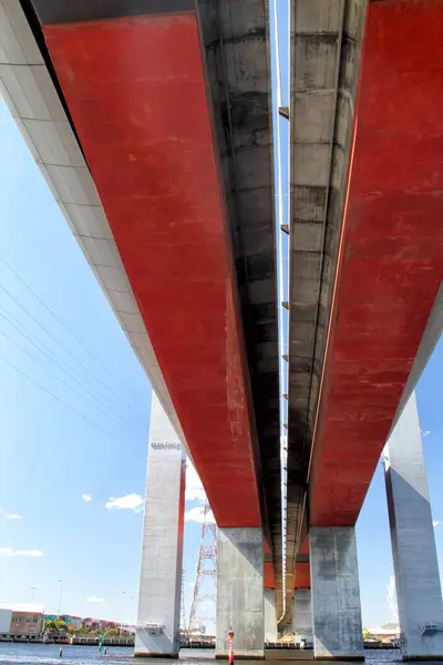 在阳光明媚的夏日 博尔特大桥横跨澳大利亚维多利亚州墨尔本的亚尔拉河 图库图片