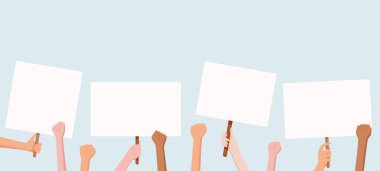 Toplum toplantısını temsil eden boş protesto işaretleri tutan eller. Topluluktan insanlar birleşik mesajlarıyla pankart kaldırıyorlar. Güç ve dayanışmayı gösteren el pankartları.