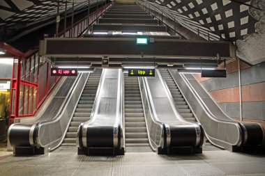 Stockholm 'de bir metro istasyonunda yürüyen merdiven.