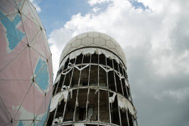 Binaların manzarası ve Teufelsberg Grunewald Ormanı Berlin 'deki dinleme istasyonunu terk etti.