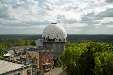 Binaların manzarası ve Teufelsberg Grunewald Ormanı Berlin 'deki dinleme istasyonunu terk etti.