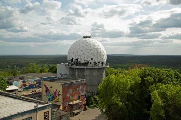 Binaların manzarası ve Teufelsberg Grunewald Ormanı Berlin 'deki dinleme istasyonunu terk etti.