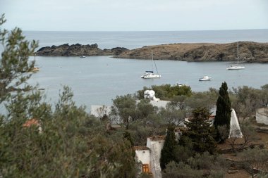 Yaz boyunca İspanya 'nın Lligat Katalonya Limanı' ndan Akdeniz manzarası ve Casa Dali manzarası