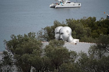 Yaz boyunca İspanya 'nın Lligat Katalonya Limanı' ndan Akdeniz manzarası ve Casa Dali manzarası