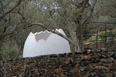 Yaz boyunca Casa Dali 'deki Port Lligat Katalonya' da bahçe yumurta heykeli manzarası