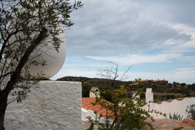 Yaz boyunca İspanya 'nın Lligat Katalonya Limanı' ndaki Casa Dali 'de yumurta heykeli ve bahçe manzarası