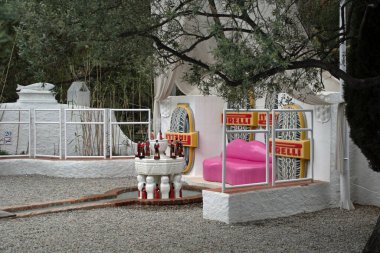 Yaz boyunca İspanya 'nın Lligat Katalonya Limanı' nda Casa Dali 'de havuz manzarası