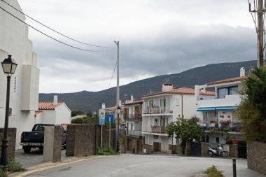 Kadavra Katalonya 'da yaz boyunca kilise ve binaların manzarası
