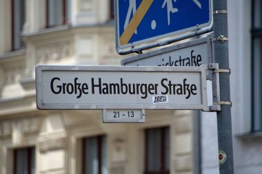 Mitte Berlin Almanya 'sındaki Grosse Hamburger Caddesi tabelalarının manzarası