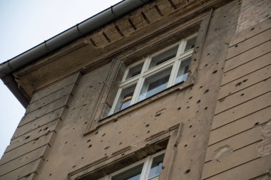 Savaş manzarası Mitte Berlin Almanya 'sında kurşun delikleri olan binaları yok etti