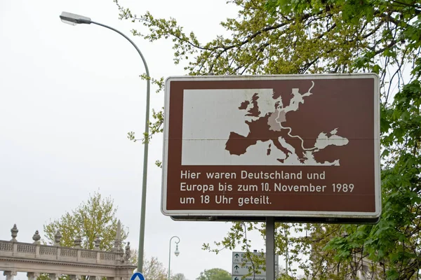 Glienecke Casuslar Köprüsü 'nün manzarası Potsdam Brandenburg Almanya' sında bölünmüş Avrupa 'nın işareti