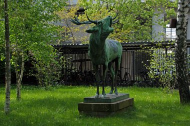 Berlin 'deki Berlin Hayvanat Bahçesinde geyik heykeli manzarası