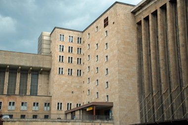 Tempelhof 'un geometrik dış görünüşü Orta Berlin Almanya' daki terk edilmiş havalimanı
