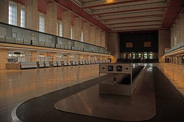 Tempelhof 'un Orta Berlin Almanya' daki terk edilmiş havaalanının iç bagaj koleksiyonu.