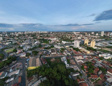 Orta Cuiaba Brezilya 'da yaz boyunca gün batımında havadan şehir manzarası