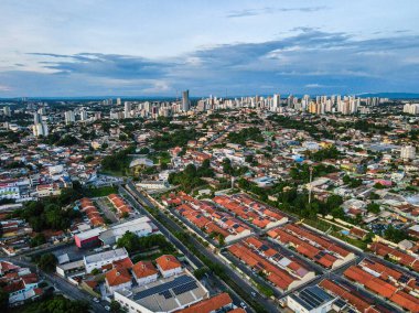Orta Cuiaba Brezilya 'da yaz boyunca gün batımında havadan şehir manzarası