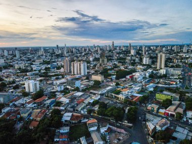 Orta Cuiaba Brezilya 'da yaz boyunca gün batımında havadan şehir manzarası
